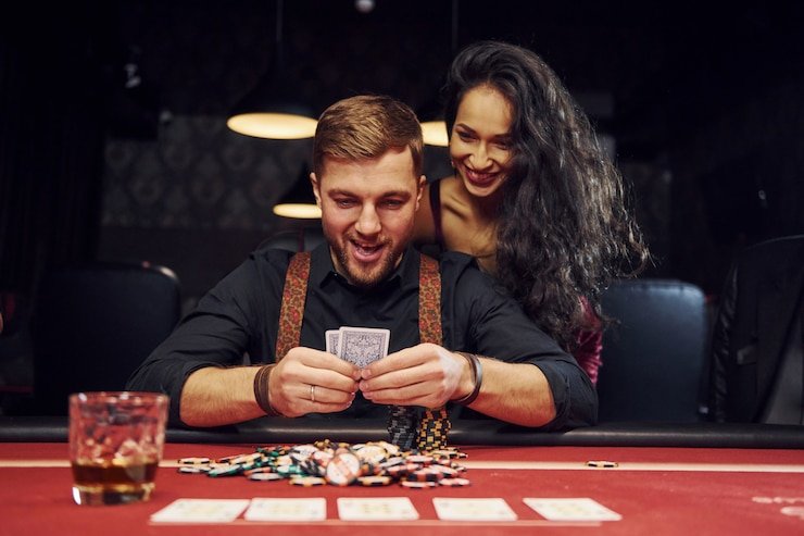 Antarmuka aplikasi mobile litematica menampilkan koleksi permainan PG Soft dengan kategori slot dan live dealer